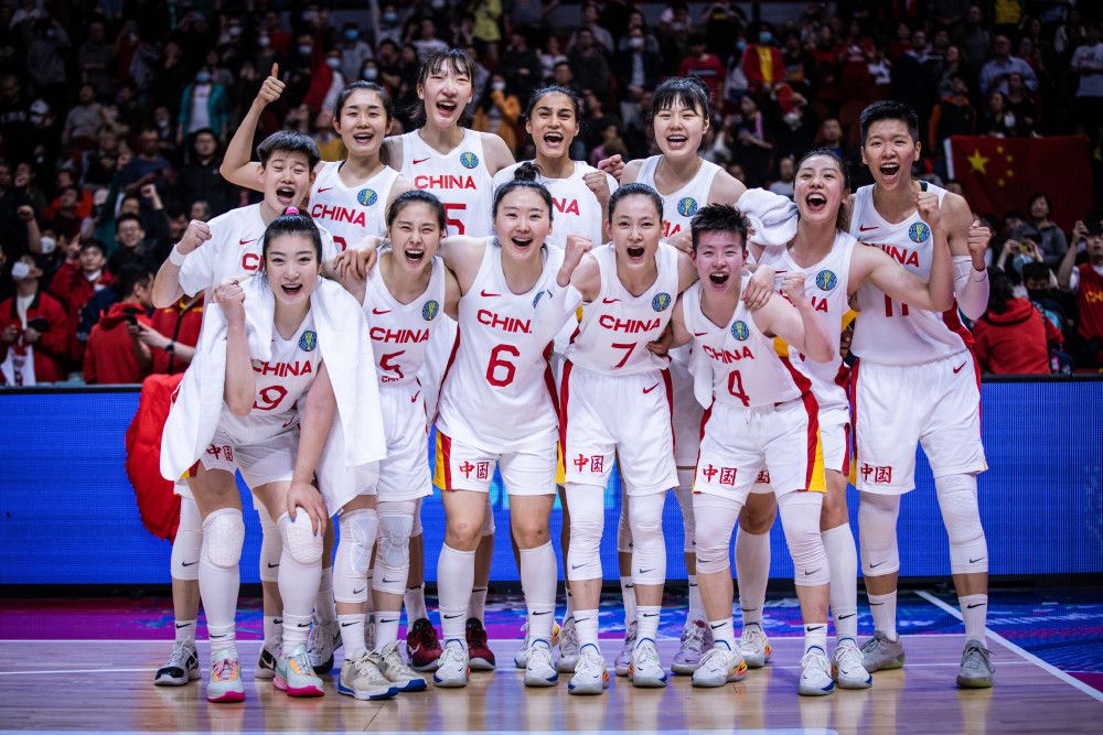 意甲前瞻：尤文图斯 VS 那不勒斯时间：2023-12-09 03:45尤文图斯目前积33分暂列积分榜第2，距离榜首的国米仅有2分差距，此役球队的抢分战意毋庸置疑，尤文图斯在最近的一轮联赛客场2-1击败蒙扎，各项赛事近9场取得7胜2平的不败战绩，球队近期的整体走势非常稳健，尤其是防线稳固，过去9场比赛尤文图斯多达6场能够零封对手，且期间合计仅失3球。